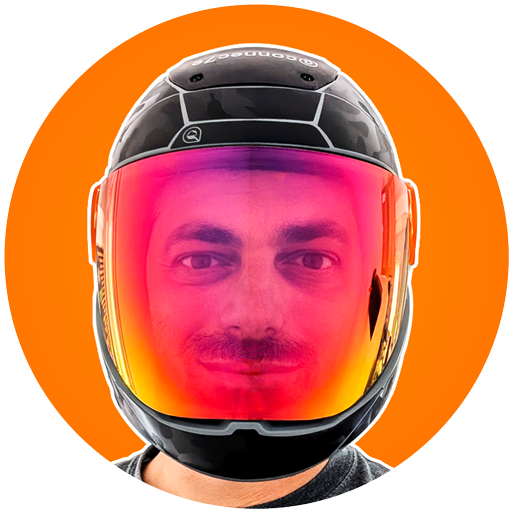 Logo Connec7e Créateur impression 3D et parachutisme Christophe, créateur Connec7e, portrait avec casque custom de parachutisme et visière rouge-orange