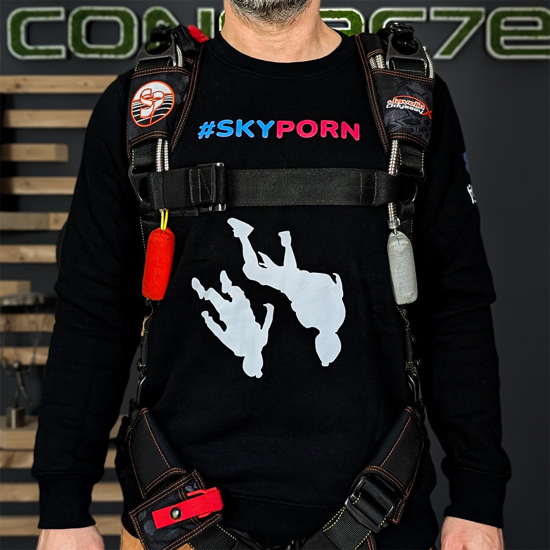 Sweatshirt Skyporn porté avec équipement parachutisme